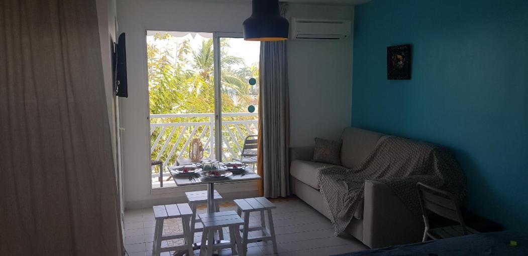 Tres Bel Appartement Avec Vue Mer, Acces Direct A La Plage Et Piscine Surveillee Сен-Франсуа Экстерьер фото