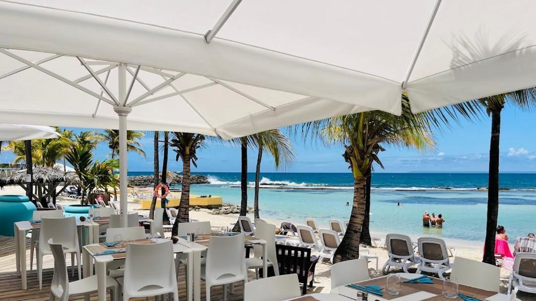 Tres Bel Appartement Avec Vue Mer, Acces Direct A La Plage Et Piscine Surveillee Сен-Франсуа Экстерьер фото